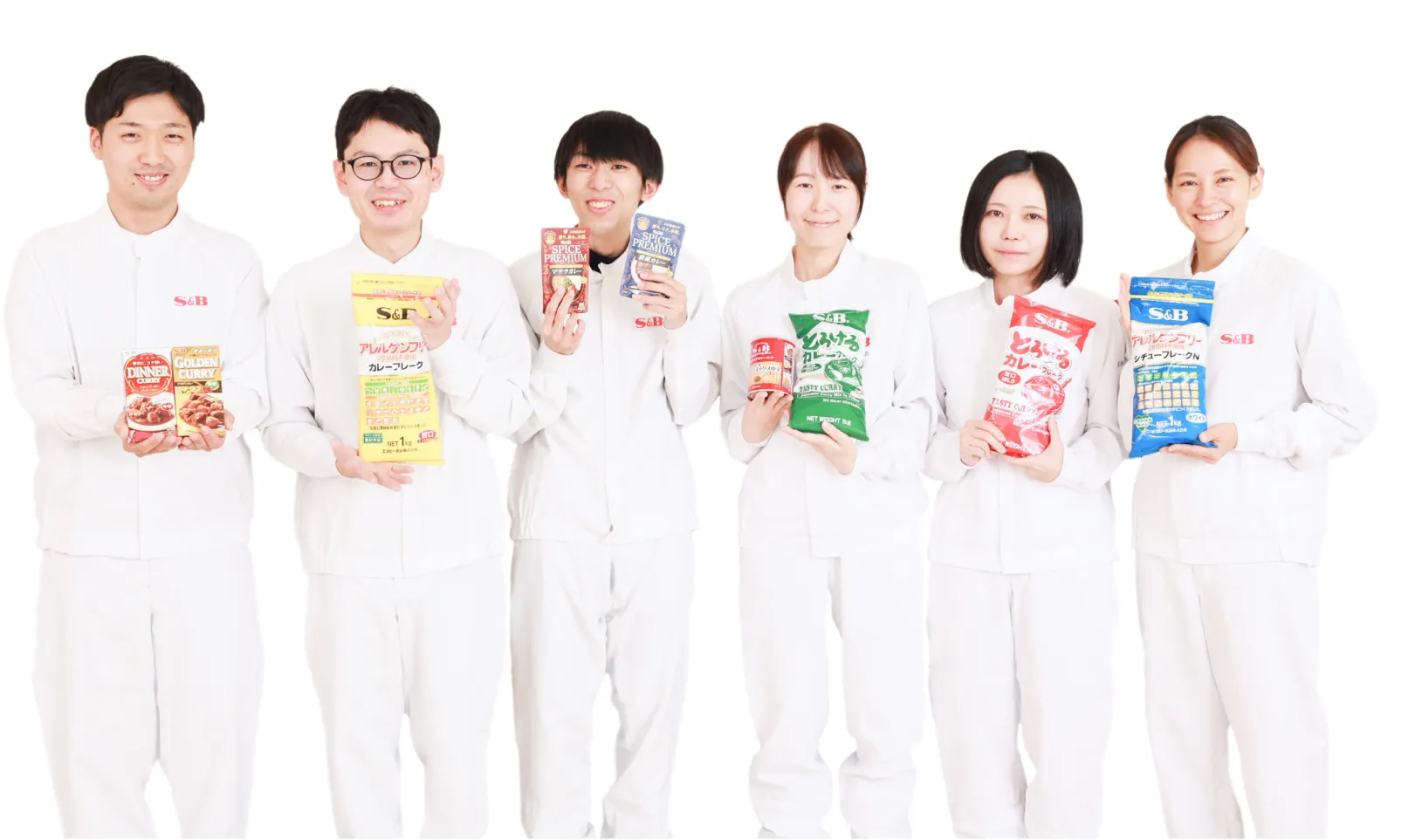 白い作業着姿で製品を持つエスビー食品の従業員たち